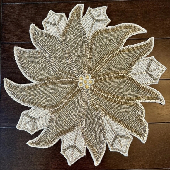 x4 Nicole Miller POINSETTIA Christmas Sparkly Beaded Placemats Charger Set New - Picture 1 of 6